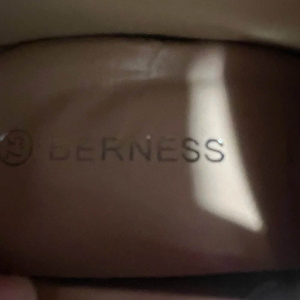 Like new BERNESS LOVINA KNEE HIGH BOOT IN PINK size:7.5